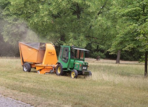 Traktor, Mähgerät und Aufnehmer im Einsatz