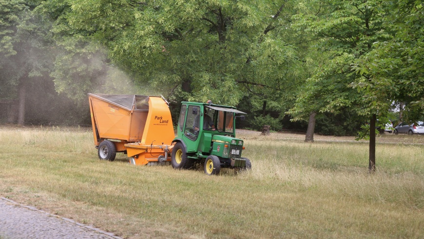 Traktor, Mähgerät und Aufnehmer im Einsatz