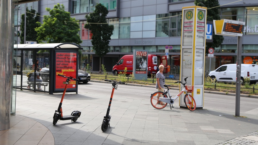 E-Scooter auf dem Bürgersteig