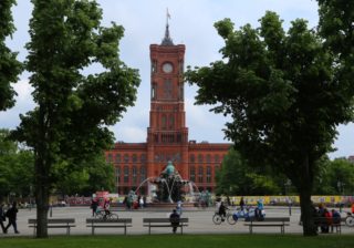 Rotes Rathaus in Berlin-Mitte mit Neptunbrunnen - Foto: m/s