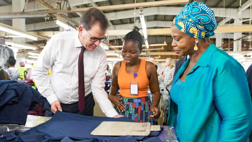 BM Gerd Müller in Textilfabrik in Accra