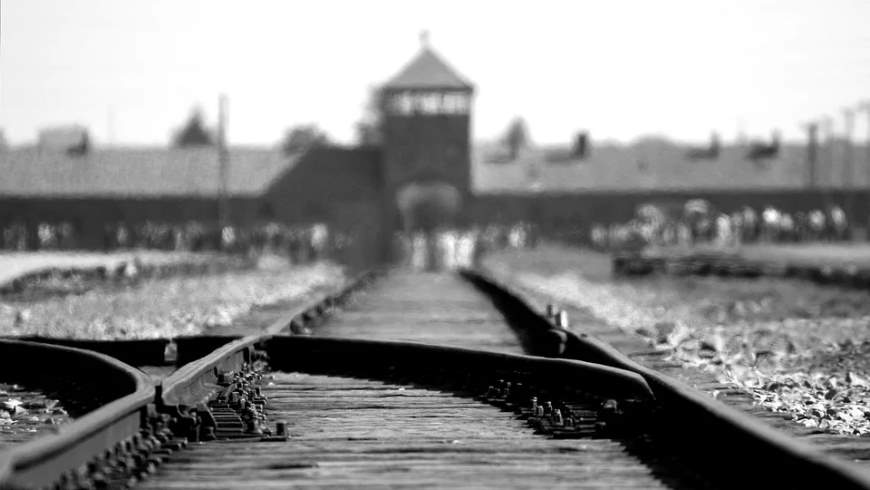 Torhaus des KZ Auschwitz-Birkenau