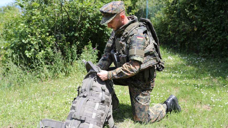 Soldat mit Schutzwestensystem MOBAST und Rucksack