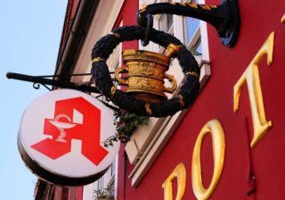 Apotheke mit Zunftzeichen und Logo