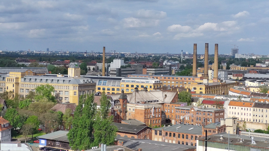 Blick nach Schöneweide: vorn ehemaliges Siemensgelände, heute KWB Kabelwerk, dahinter Spreestraße mit Einkaufszentrum Schöneweide - Foto: © Treptow-Köpenick Zeitung