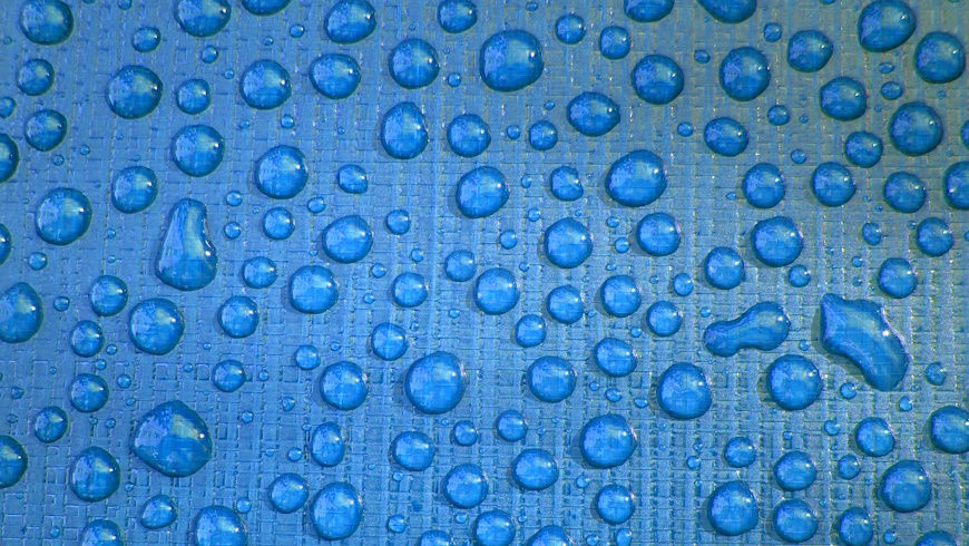 Unterspannbahn mit Wassertropfen