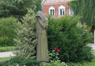 Figur Die Trauernde - Friedhof Baumschulenweg steht unter Denkmalschutz