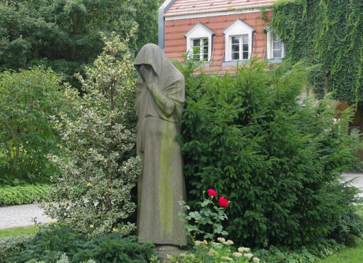 Figur Die Trauernde - Friedhof Baumschulenweg steht unter Denkmalschutz